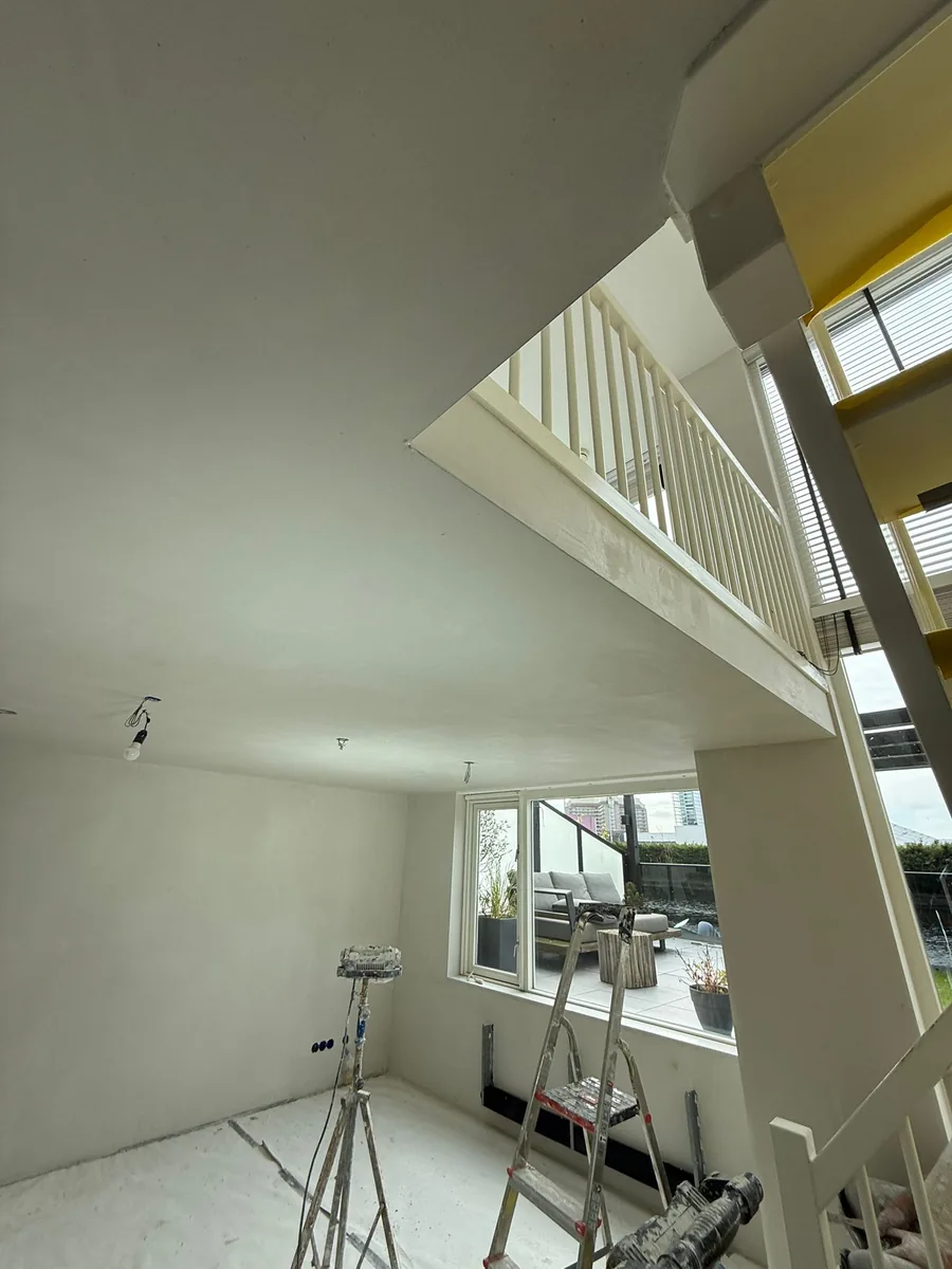 Gestuct trapgat met vide in de woning aan de Prunuskade in Rijswijk