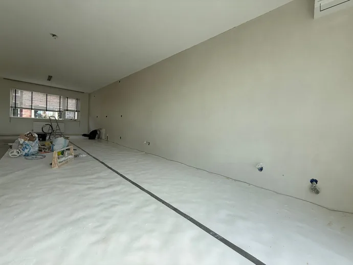 Gestucte woonkamer met strakke wanden en plafond aan de Prunuskade in Rijswijk